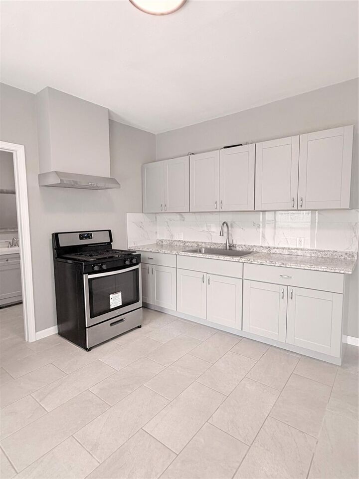 Property Photo: 6 Burr Street 1/2 TX 77011