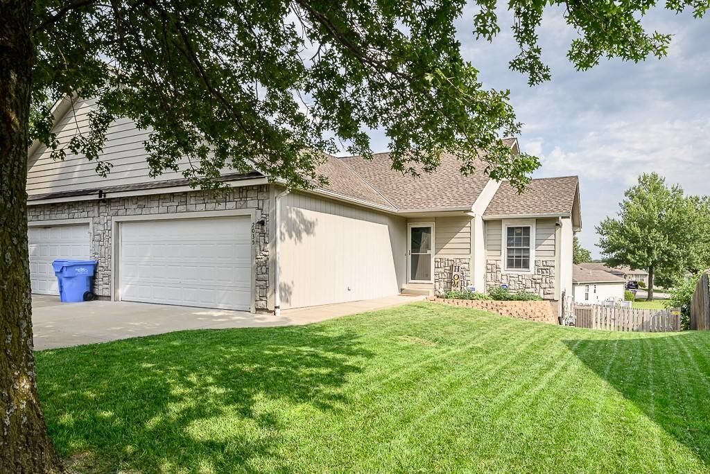 Property Photo:  2035 Rock Creek Court  KS 66086 