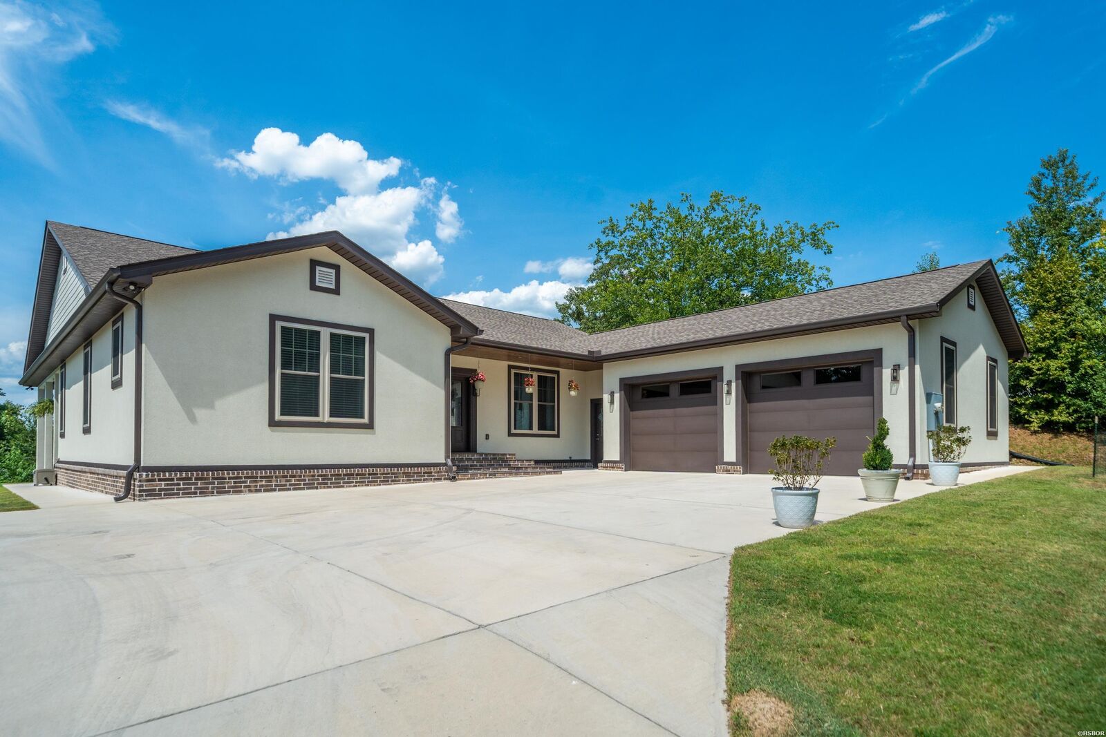 Property Photo: 324 Coachlight Road AR 71913