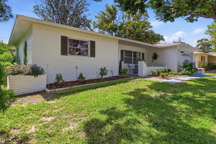 Property Photo:  203 S Lee Street  FL 34465 