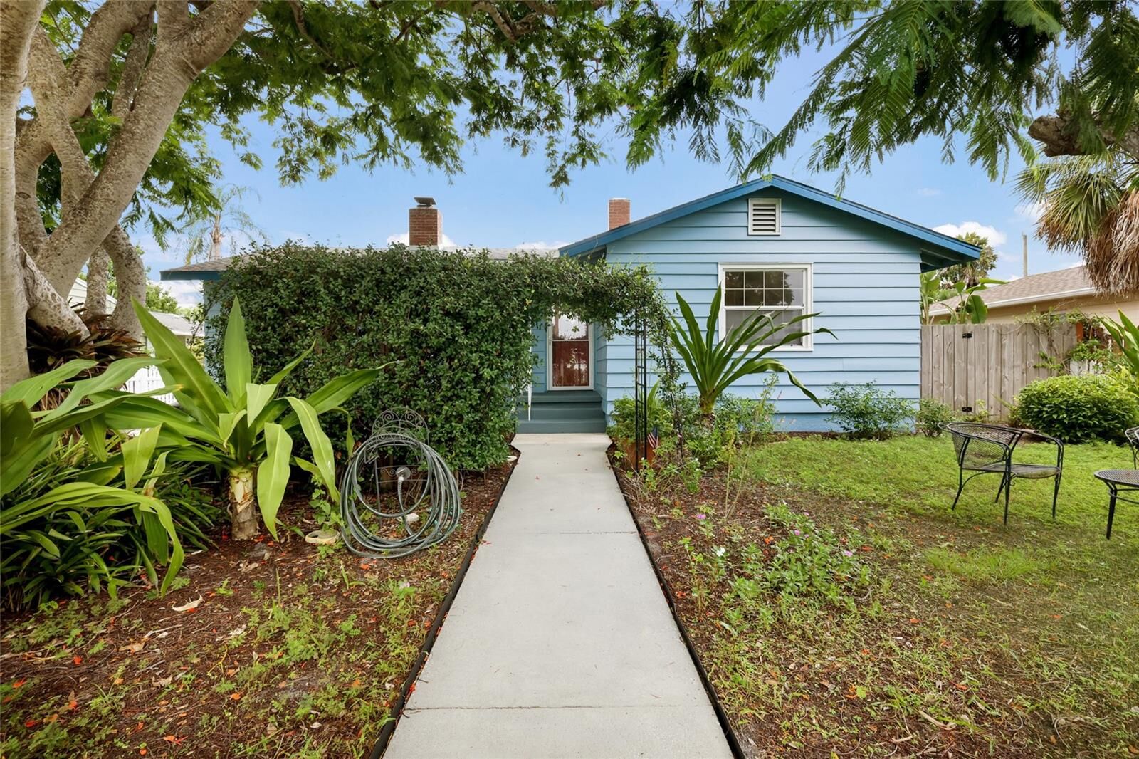Property Photo:  2070 Hyde Park Street  FL 34239 
