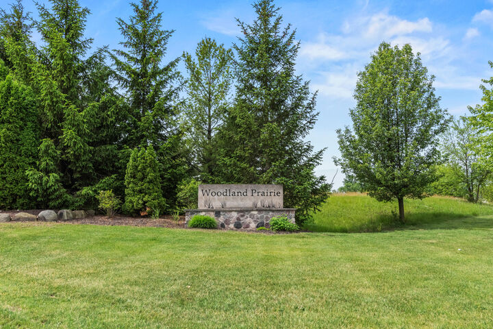Property Photo: 6751 S Prairiewood Ln WI 53132