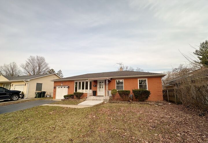 Property Photo:  215 S Forest Avenue  IL 60074 