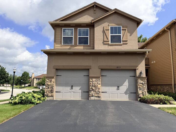 Property Photo: 1873 Crenshaw Circle 1873 IL 60061