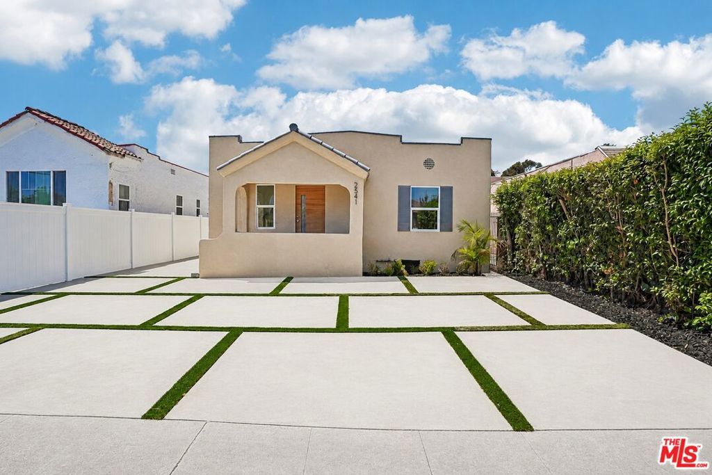 Property Photo:  2541 Carmona Avenue  CA 90016 