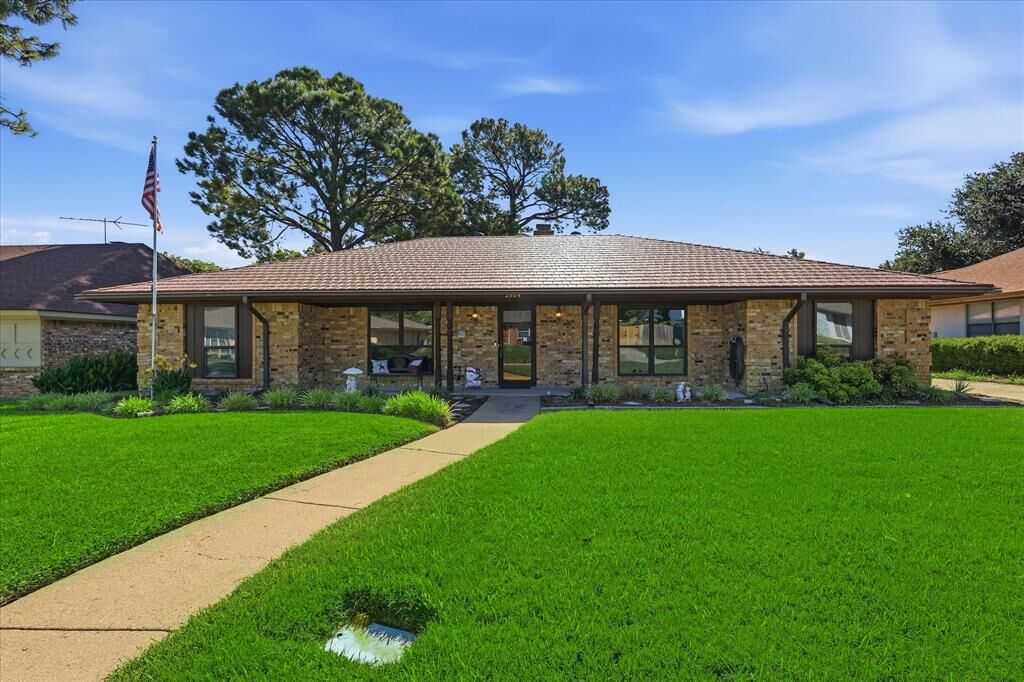 Property Photo:  2509 Radcliffe Drive  TX 76012 