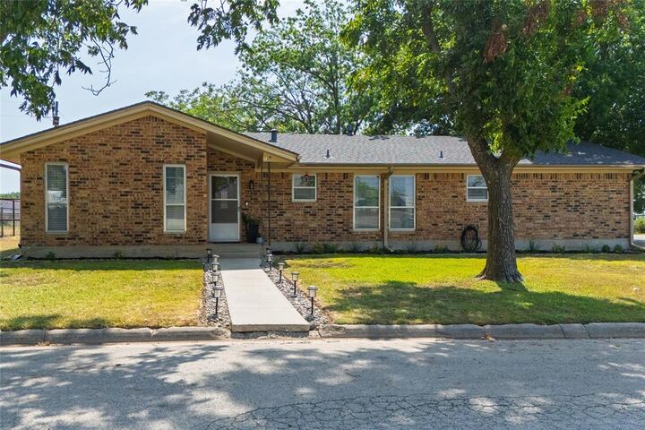 Property Photo: 239 S Pine Street TX 76252