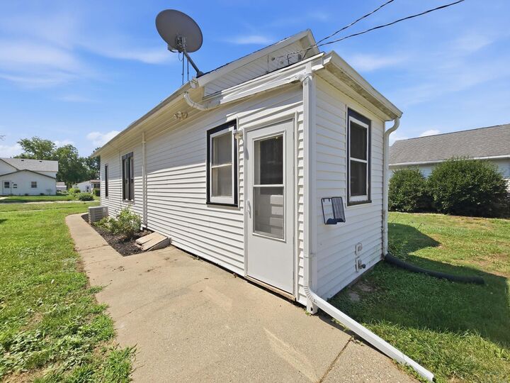 Property Photo:  327 Jones  IA 51039 