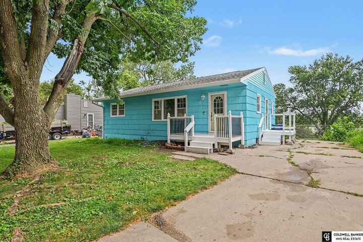 Property Photo:  104 Leisure Lane  NE 68005 