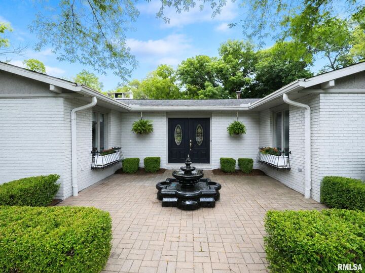 Property Photo:  1322 W Hickory Trace  IL 61525 