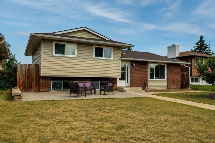 Property Photo:  212 Pinetree Place NE  AB T1Y 1M3 