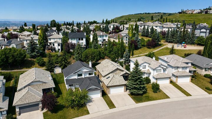 Property Photo: 120 Gleneagles Terrace AB T4C 1W6