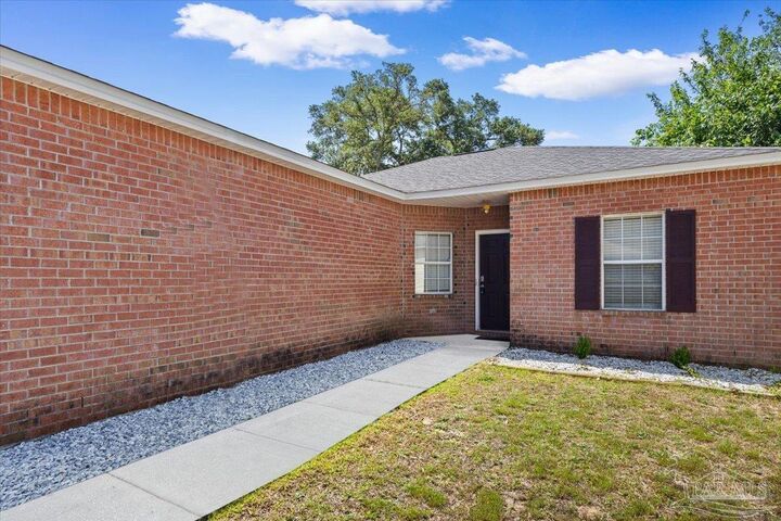 Property Photo:  635 Saleta St  FL 32534 