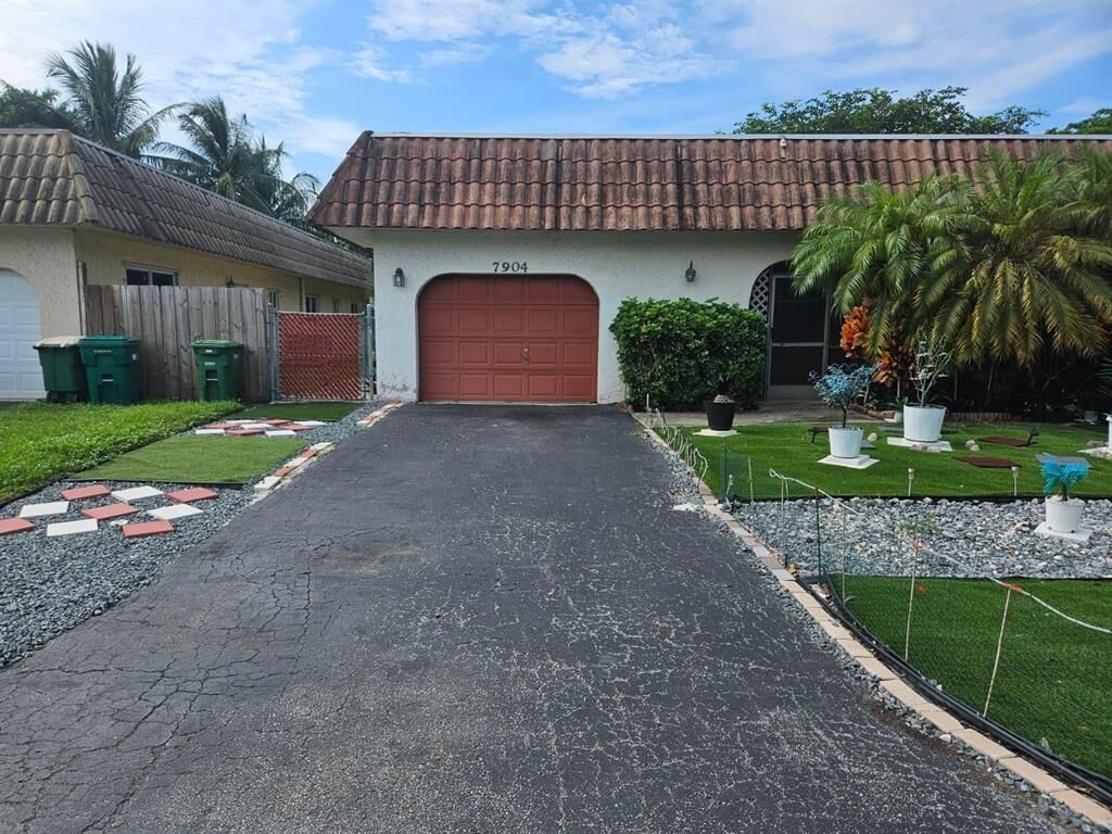 Property Photo:  7904 NW 70th Court 1  FL 33321 