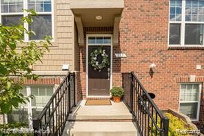 Property Photo: 333 Glenhurst Boulevard 9 MI 48307