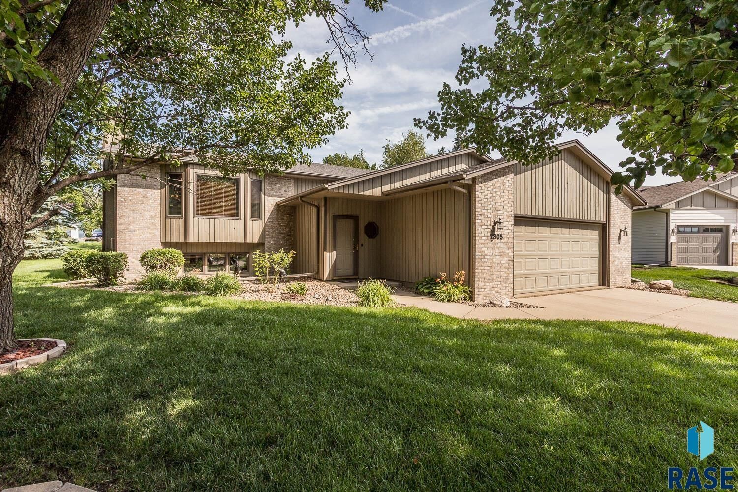 Property Photo: 2805 S Whetstone Cir SD 57103-6509