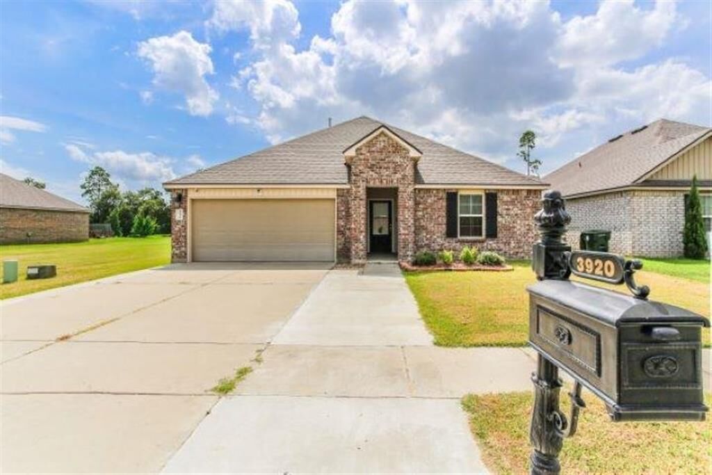 Property Photo: 3920 W Savannah Lakes Drive W LA 70607