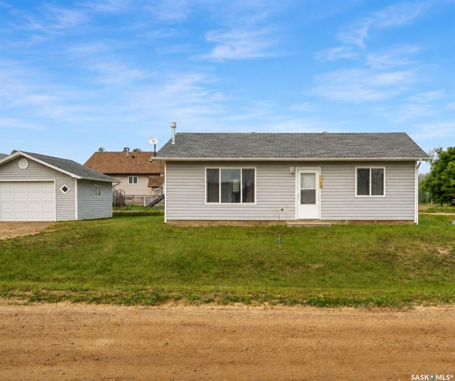 Property Photo:  157 4th Street W  SK S0M 2K0 