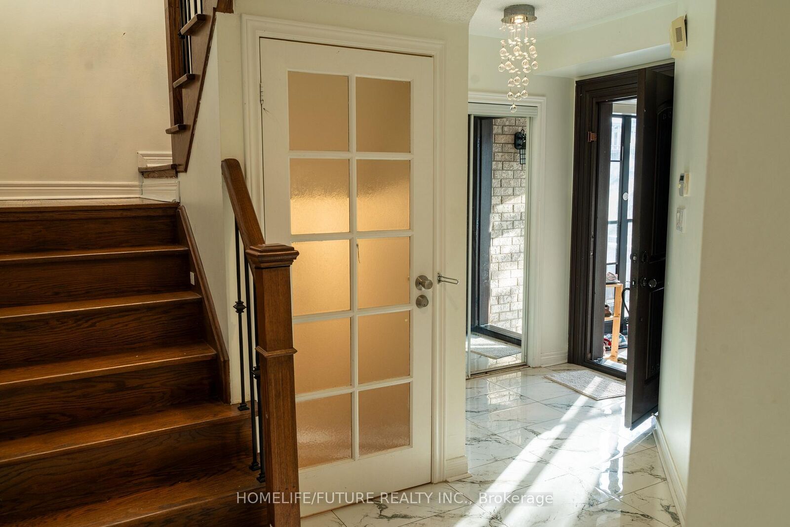 Property Photo:  620 Madame Street  ON L5W 1G6 