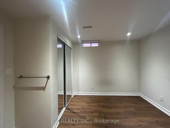 Property Photo:  36 Bendamere Cres Crescent Two-Bedroom Bsmt  ON L3P 6Y1 