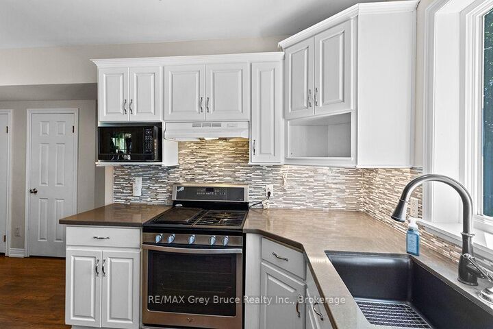Property Photo: 441 Frank Street ON N0H 2T0