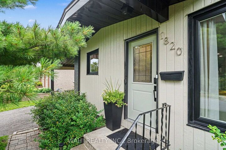 Property Photo: 1820 Lorraine Avenue ON K1H 6Z8