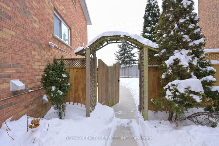 Property Photo:  42 Brambirch Crescent  ON L7A 1V1 