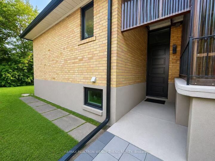 Property Photo:  284 Wilmington Avenue Lower  ON M3H 5K7 