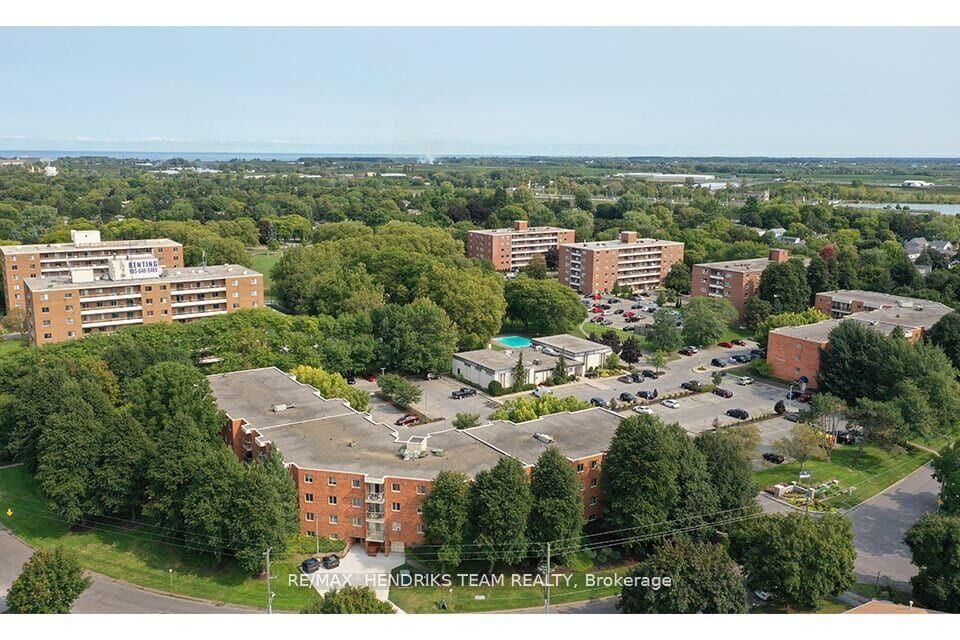 Property Photo: 33 Leaside Drive 203 ON L2M 4G2
