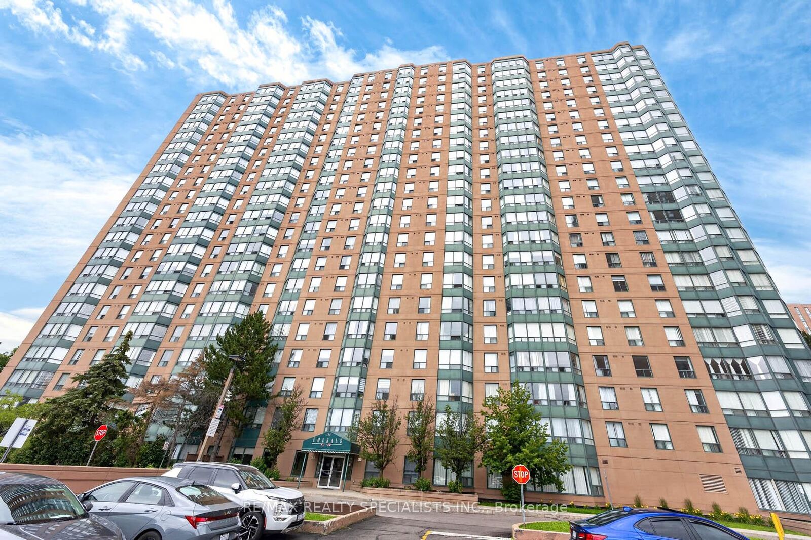 Property Photo:  135 Hillcrest Avenue 2009  ON L5B 4B1 
