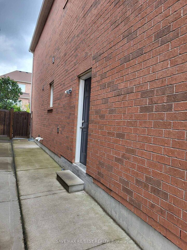 Property Photo:  4 Singletree Road Bsmt  ON L6P 0W4 