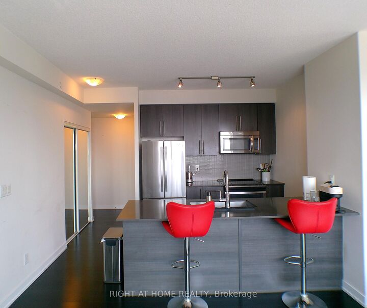 Property Photo:  510 Curran Place 2202  ON L5B 0J8 