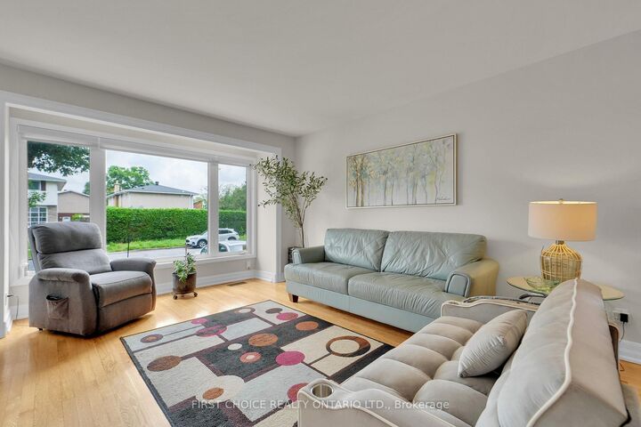 Property Photo: 1442 Claymor Avenue ON K2C 1S6