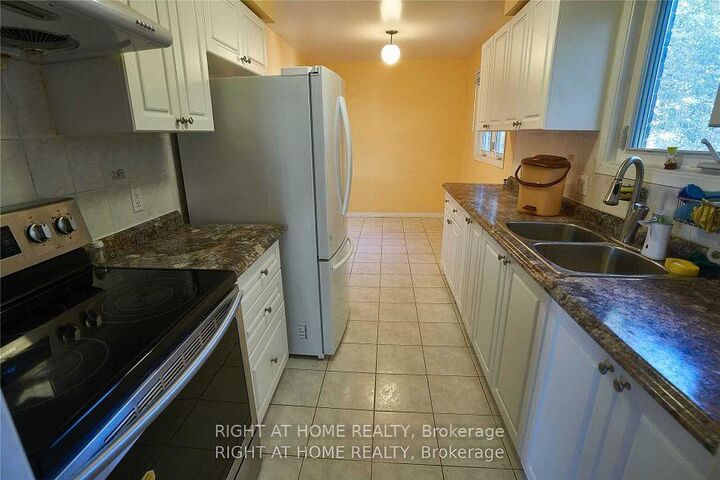 Property Photo:  877 Thistle Down Circle Upper  ON L5C 3K5 
