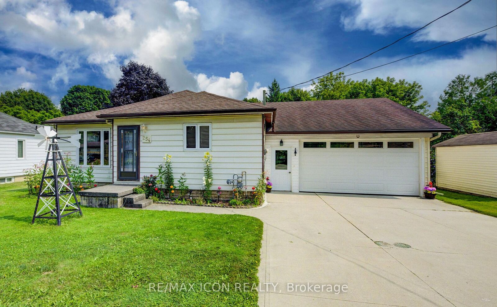 Property Photo: 254 Wellington Street W ON N0G 2L0