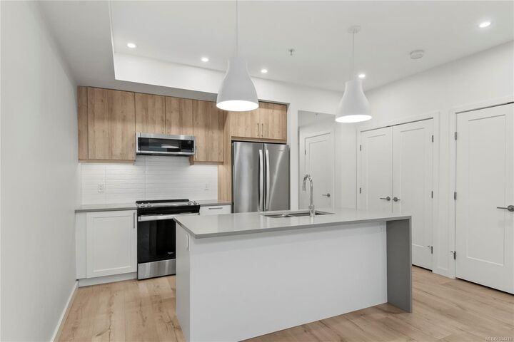 536 Island Hwy S #505 — photo 1