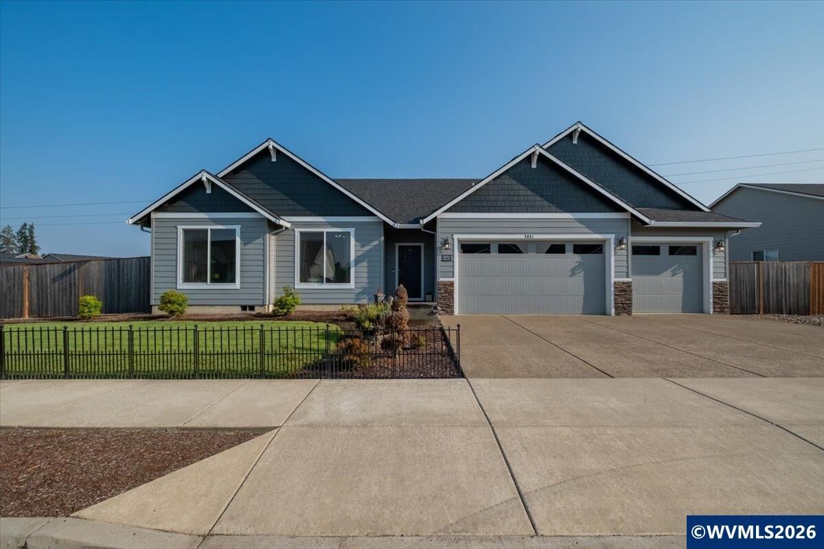 Property Photo: 3051 NE Mosey Av OR 97321