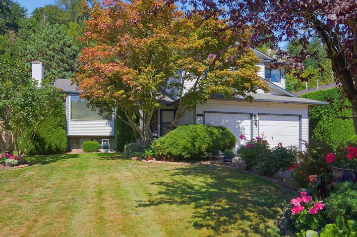 2358 Cameron Crescent — photo 1