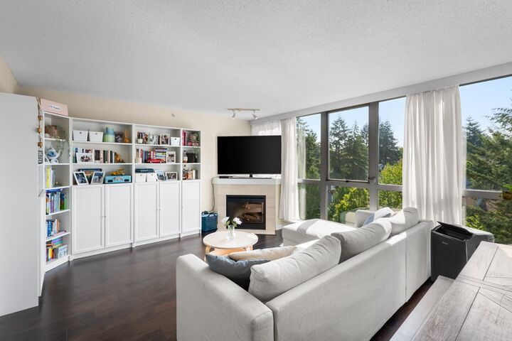 Property Photo: 295 Guildford Way 902 BC V3H 5N3