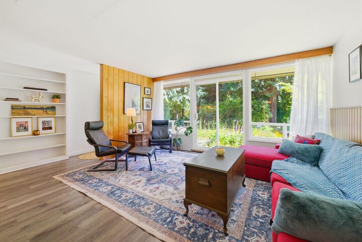 Property Photo: 1463 Avonlynn Crescent BC V7J 2V2
