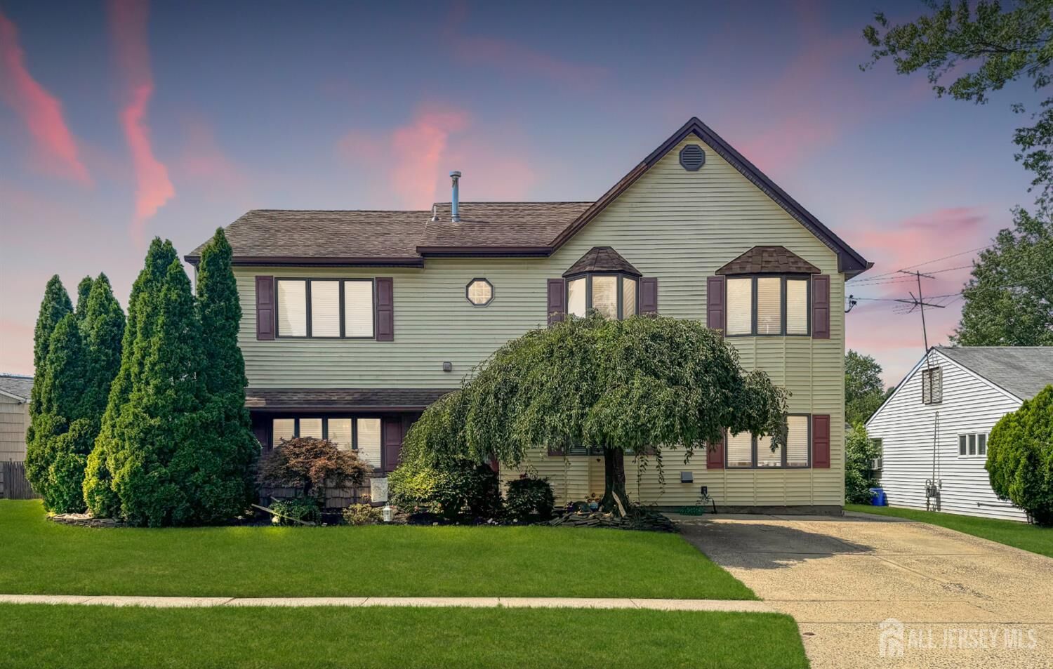 Property Photo:  28 Colton Road  NJ 08817 