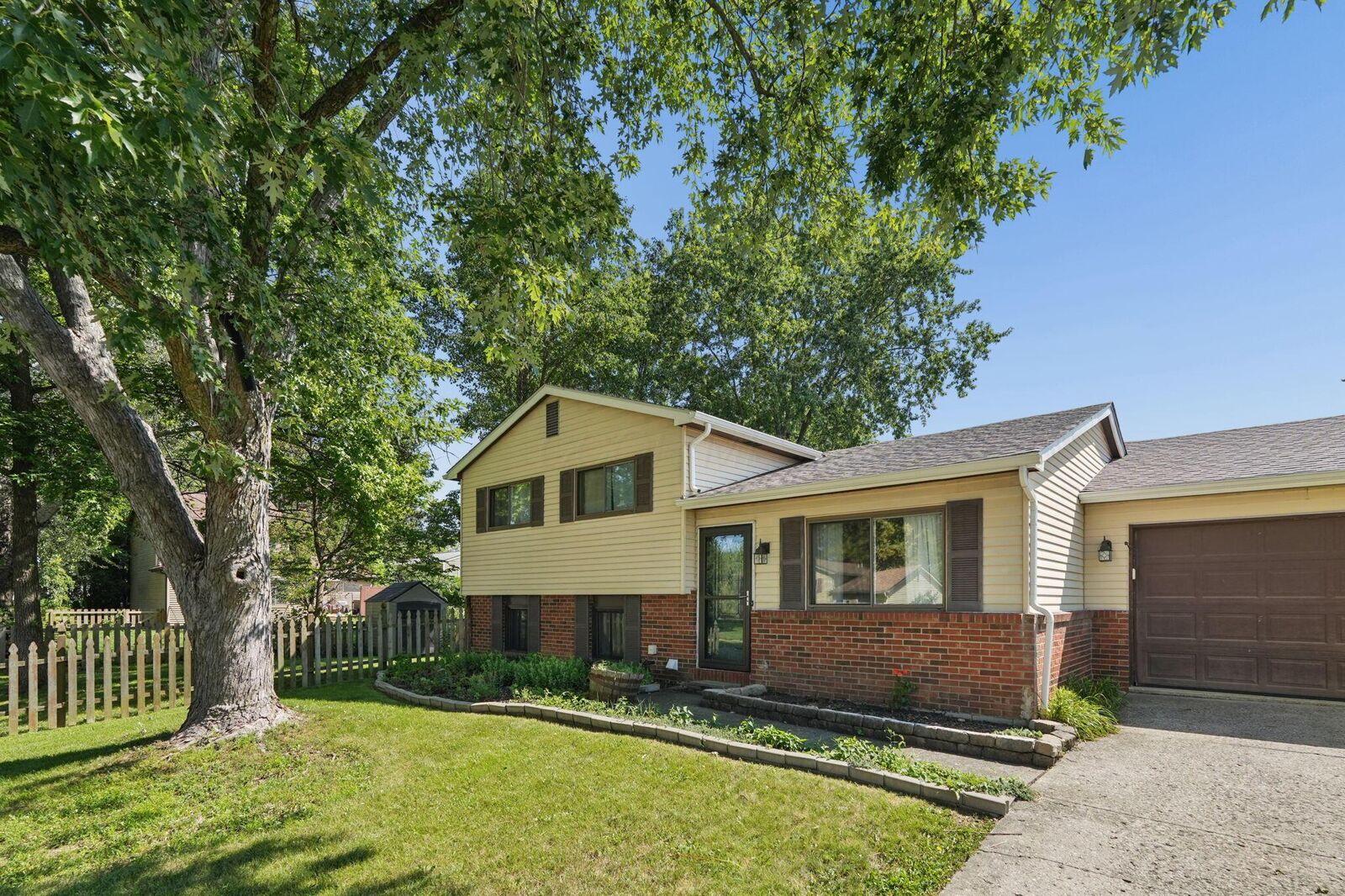 Property Photo: 1740 Ringfield Drive OH 43119
