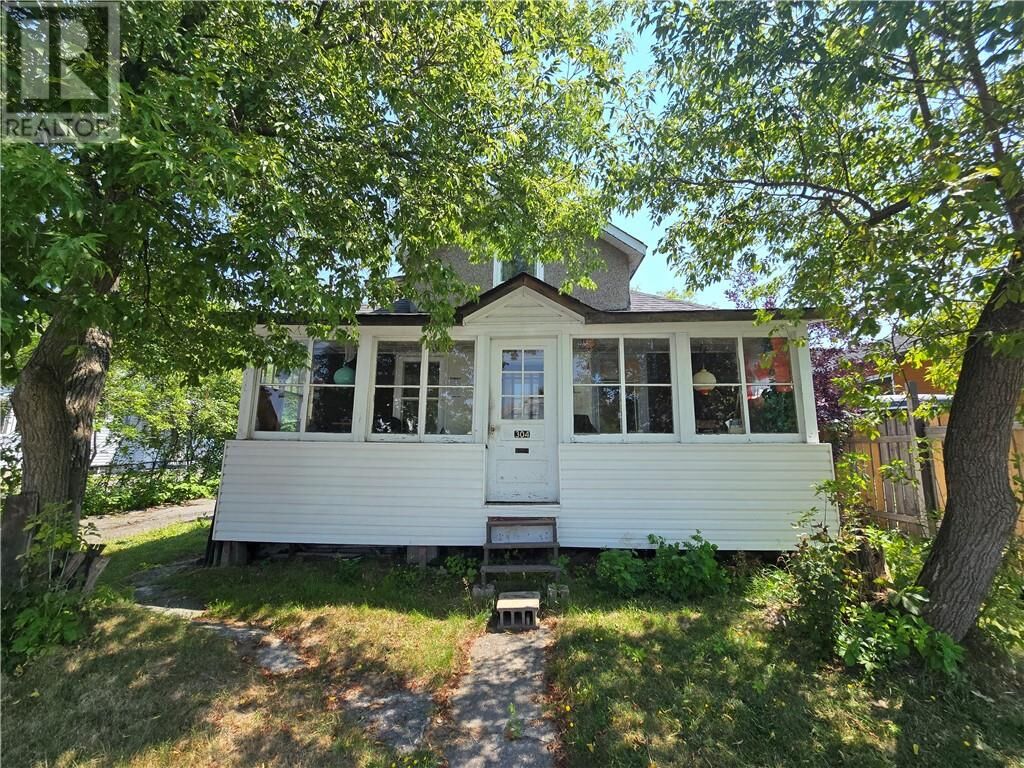 Property Photo:  304 Leslie Street  ON P3B 2T5 
