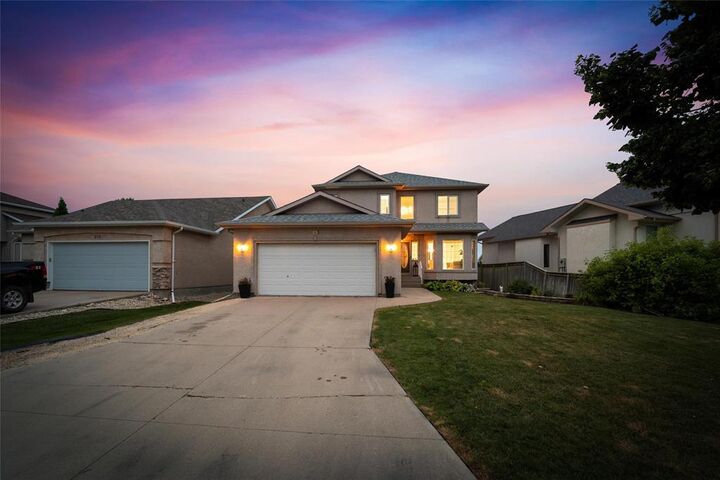 Property Photo:  211 Baisinger Drive  MB R2N 4H7 