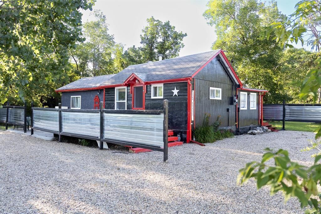 Property Photo: 3 Forest Boulevard MB R0A 1T0