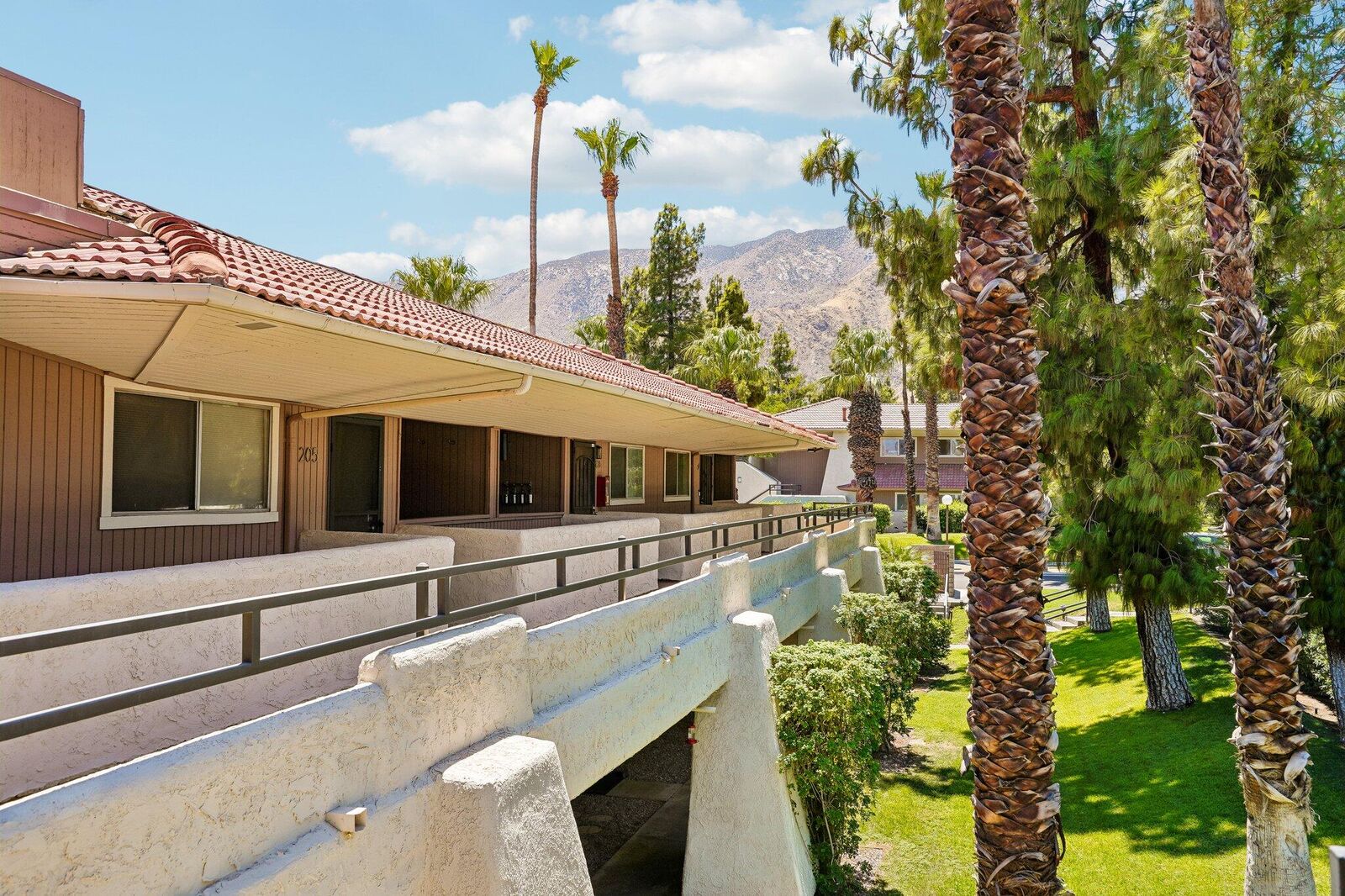 Property Photo:  550 N Villa Court 205  CA 92262 