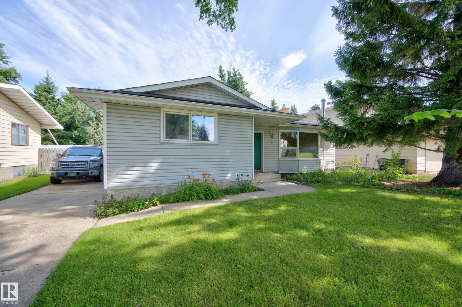 Property Photo: 5 Melrose Crescent AB T8A 3T9