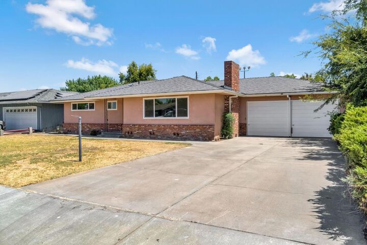 Property Photo:  880 I Street  CA 93648 
