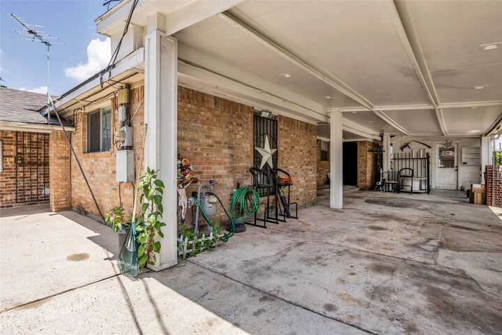 Property Photo: 809 Brooks Street TX 77009