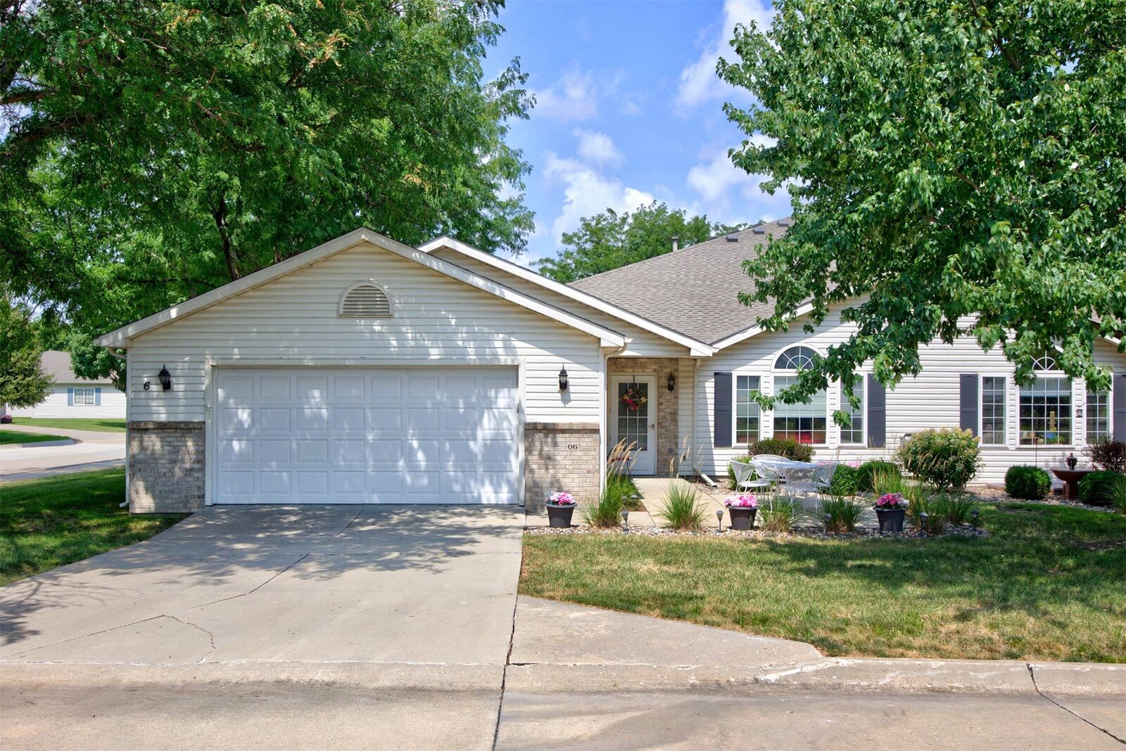 Property Photo: 495 S 51st Street 6 IA 50265